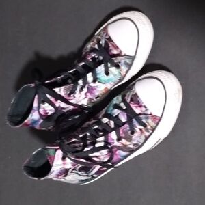 Converse Purple Cabbage Rose Sz 7 Hi Top tennis shoe Great condition